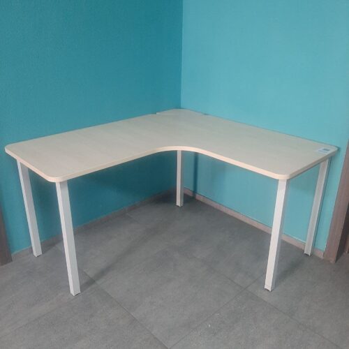 Стол угловой на железном каркасе