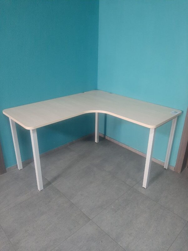 Стол угловой на железном каркасе